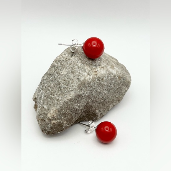 RED SHELL PEARL STUD EARRINGS - Picture 1 of 10